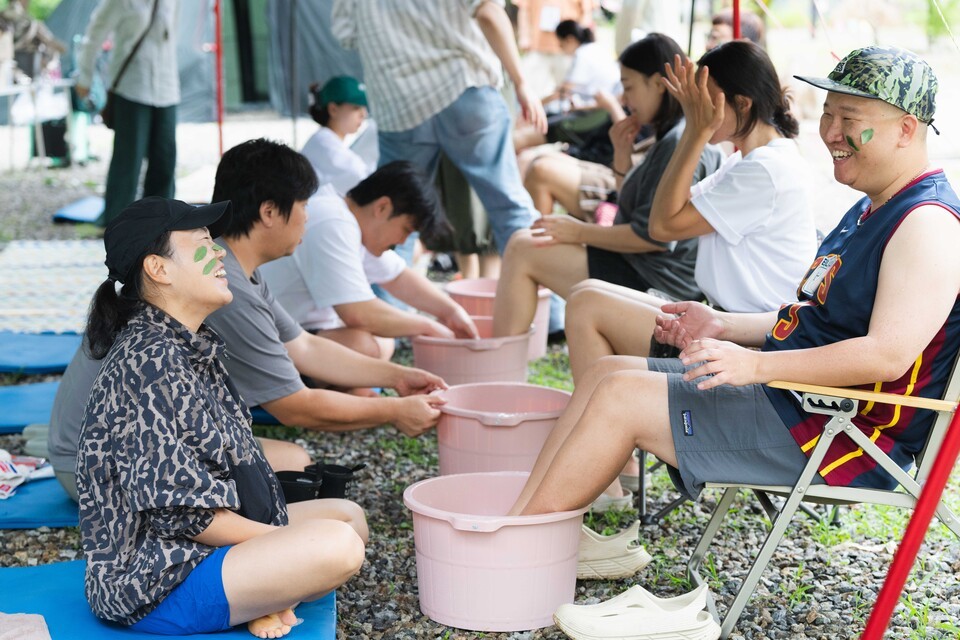 '티니위미의 금욕캠프 : 접속을 줄이면, 접촉이 늘어요' 서로 발을 씻기며 교감하는 참가자들. (사진=GINCON)