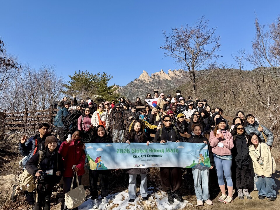 북한산 우이령길 프로그램에 참여한 글로벌하이킹메이트 (사진=서울관광공사)