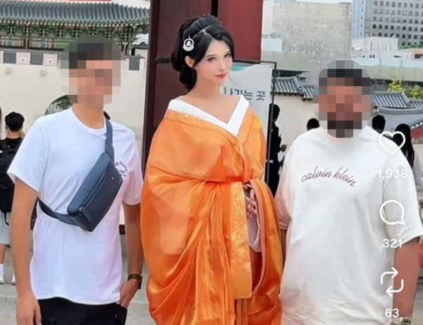 중국 인플루언서들이 경복궁에서 중국 전통 의상을 입고 활보하는 사진과 영상(서경덕 교수 페이스북)