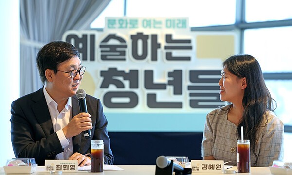 청년 문화예술인 간담회 자리에서 최휘영 문체부 장관 (왼쪽) (사진=문화체육관광부)