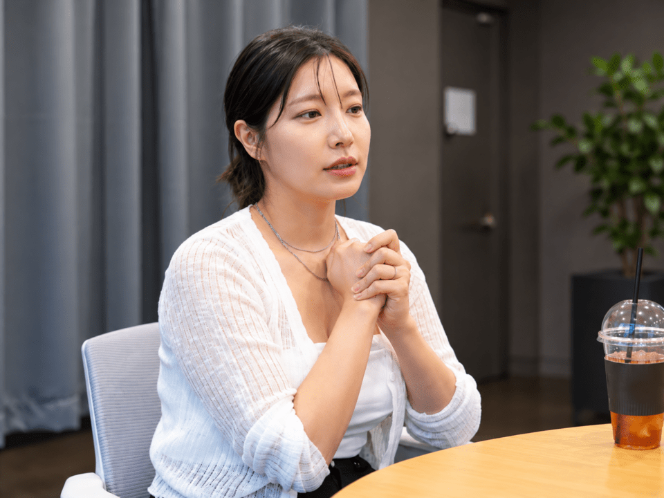 인터뷰 하는 로엔