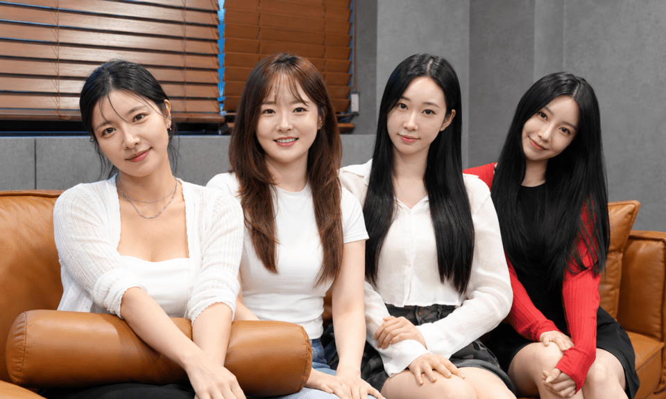 퍼포먼스팀 이베라를 진콘 사무실에서 만났다. (로엔, 메이, 셀린, 베나 (왼쪽부터))