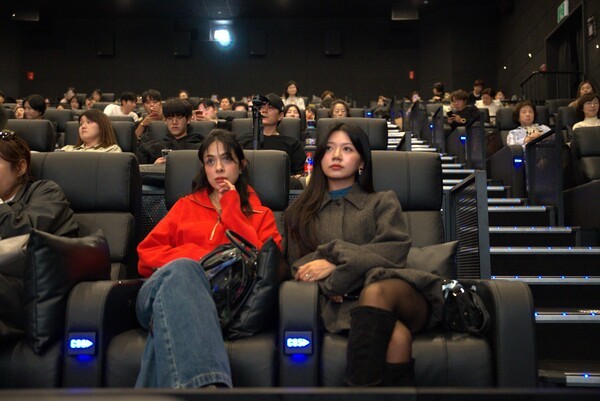 인플루언서 야스민, 카잉(왼쪽부터)이 영화 관람을 기다리고 있다. 