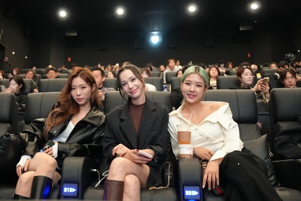 글로벌 인플루언서 에이미, 김미소, 케지민(왼쪽부터) 등이 관람석에서 시사회를 기다리고 있다. 
