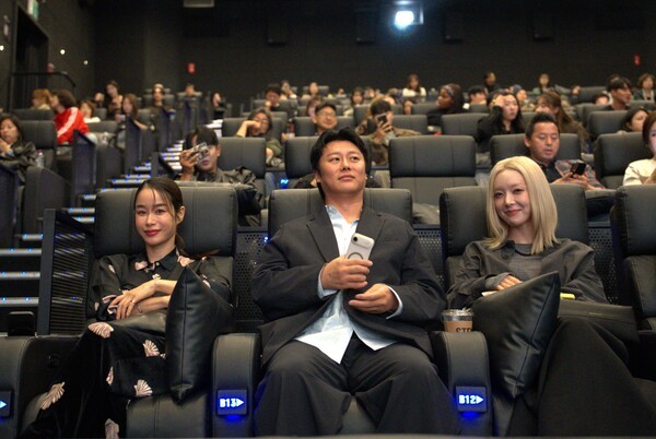 크리에이터 김현지, 왕위 진콘 이사, AOA 출신 크리에이터 초아(왼쪽부터)가 관람석에서 시사회를 기다리고 있다. 