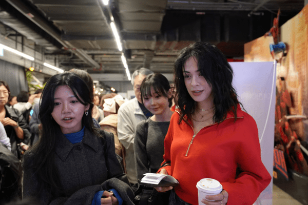 (왼쪽부터) 미얀마 출신 카잉, 영베리, 이집트 출신 야스민 등이 VIP 시사회 발권을 기다리고 있다. 