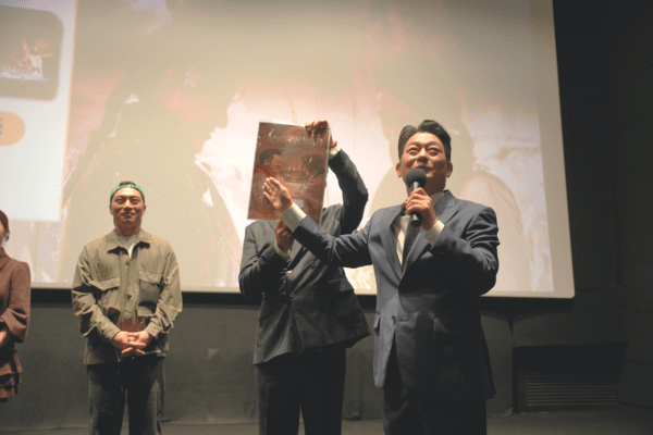 배우 조성하가 지난 15일 서울 강남구 메가박스 코엑스점 진콘관에서 열린 영화 ‘여전히 찬란하게’ 시사회 무대인사 중 ‘김혜자 선생님께 사랑받기 위로받기 챌린지’를 소개하고 있다.